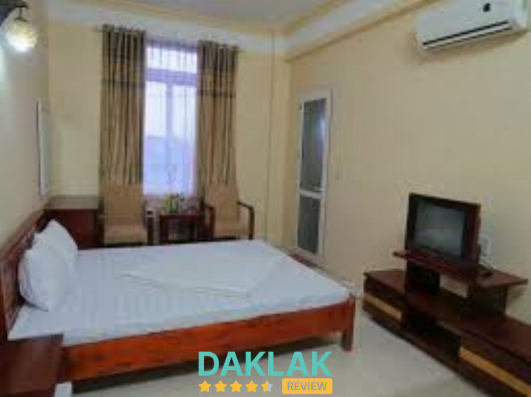 Phòng nghỉ tại nhà nghỉ karaoke Nhớ có giường đôi, tivi, máy lạnh và cửa sổ lấy sáng"