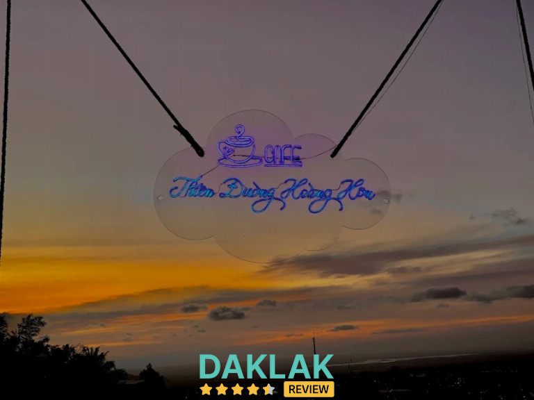 “Biển hiệu Thiên Đường Hoàng Hôn Cafe Buôn Ma Thuột với nền trời hoàng hôn”