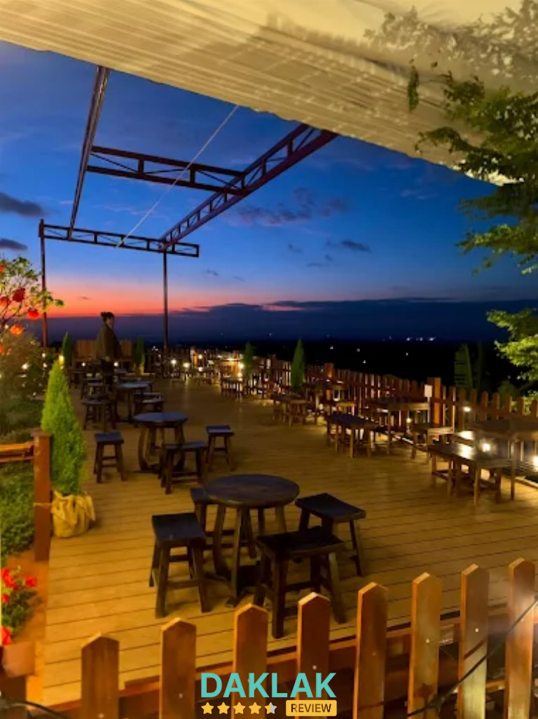 “Không gian sân gỗ ngoài trời của Thiên Đường Hoàng Hôn Cafe nhìn toàn cảnh thành phố về đêm”