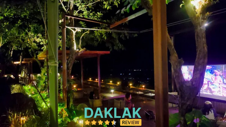 “Khu vực sân thượng ngoài trời của Horizon Cafe Buôn Ma Thuột buổi tối với view nhìn xuống thành phố”