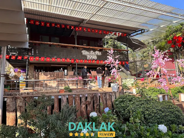 “Mặt tiền Tiệm Cafe 1998 Buôn Ma Thuột với khu sân vườn và trang trí hoa ban ngày”