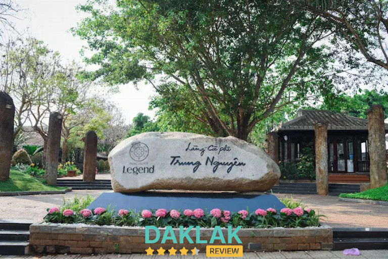 “Khu vực cổng chào Làng Cà Phê Trung Nguyên Buôn Ma Thuột với tảng đá lớn khắc logo Trung Nguyên Legend”