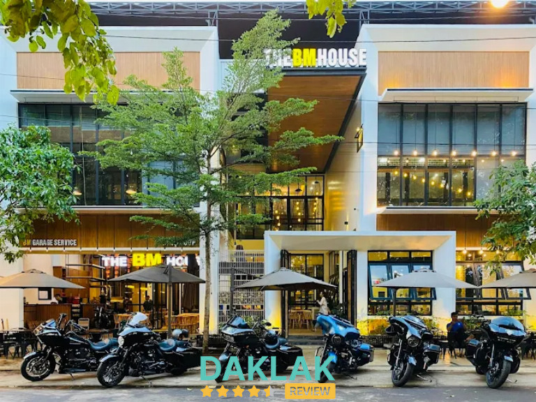 “Mặt tiền The BM House Coffee Buôn Ma Thuột với dãy mô tô phân khối lớn đậu phía trước”