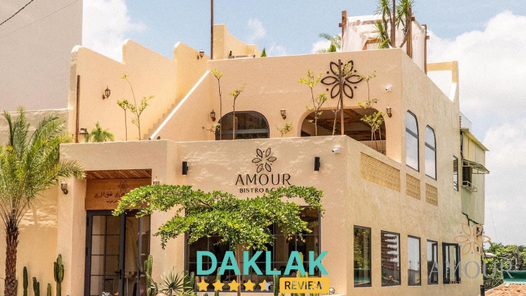 “Mặt tiền Amour Bistro & Cafe Buôn Ma Thuột với kiến trúc tone be phong cách Địa Trung Hải và cây xanh trang trí”