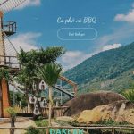 Biển gỗ Hội quán Suối Thanh Niên với nền núi Chư Yang Sin phía sau
