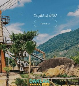 Biển gỗ Hội quán Suối Thanh Niên với nền núi Chư Yang Sin phía sau