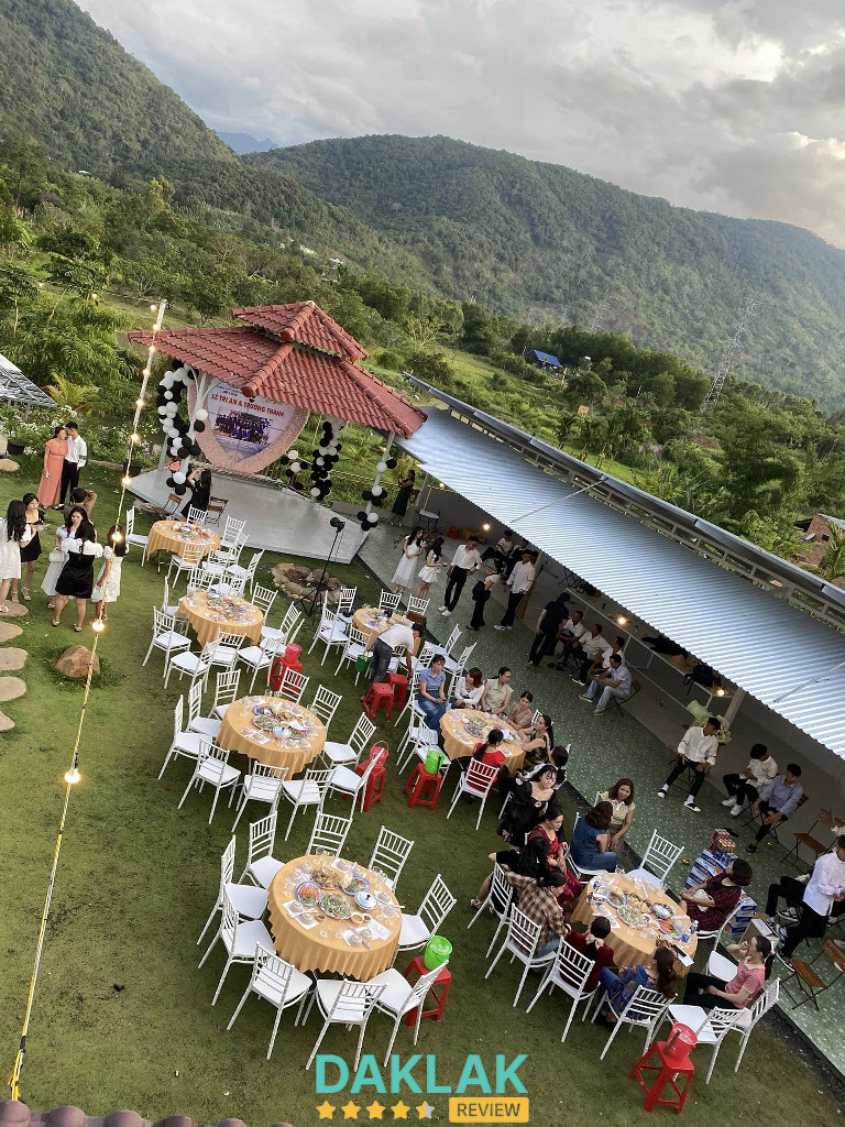 Không gian sân vườn Hội quán Suối Thanh Niên nhìn về núi Chư Yang Sin, phù hợp tổ chức tiệc và sự kiện