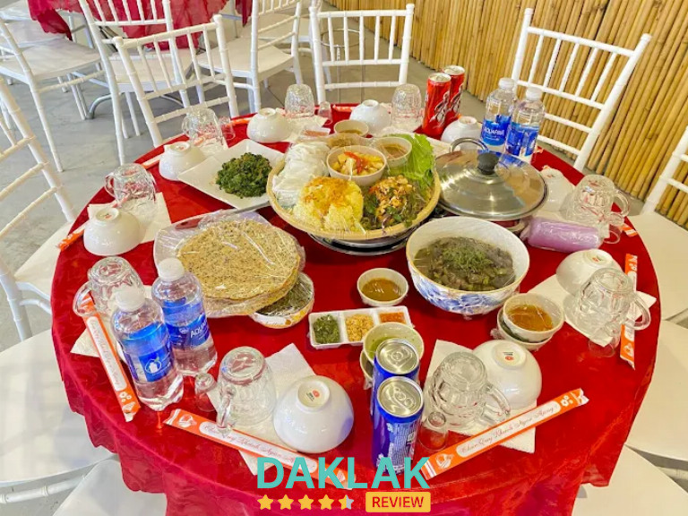 Mâm tiệc dân dã tại Hội quán Suối Thanh Niên với nhiều món núi rừng Krông Bông