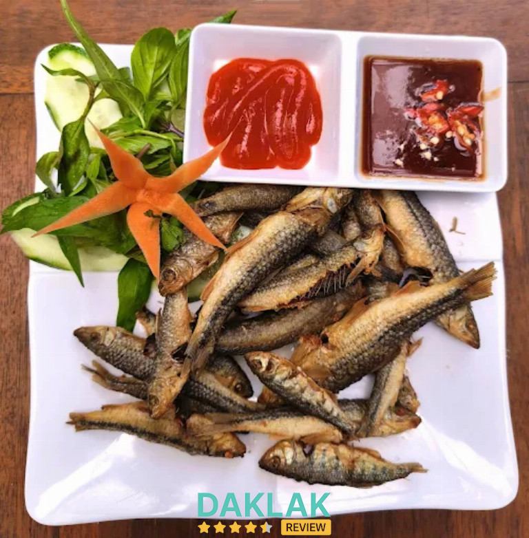 Cá suối chiên giòn – đặc sản Krông Bông tại Hội quán Suối Thanh Niên