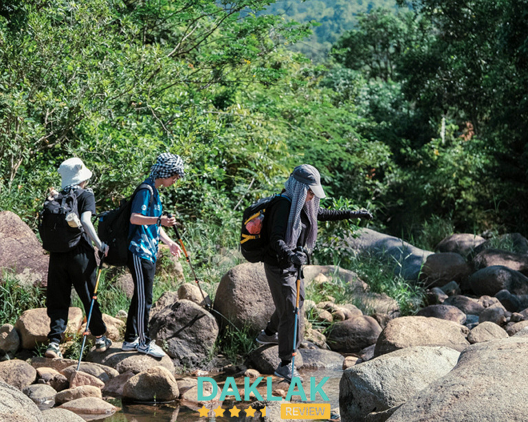 Nhóm trekking băng suối và leo núi Chư Yang Sin theo tour dẫn đường