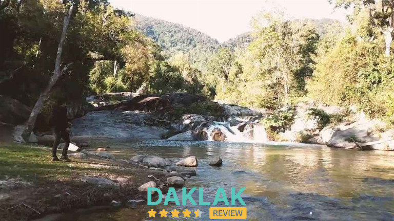 Góc rộng thác Krông Kmar với mặt nước, đá và rừng núi bao quanh, cảnh thiên nhiên mát và hoang sơ.