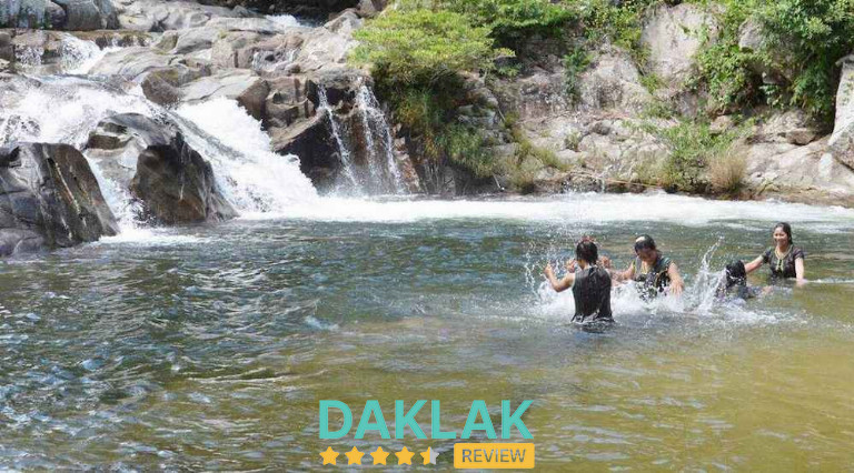 Khách tắm suối tại thác Krông Kmar với nước trong và đá phẳng an toàn