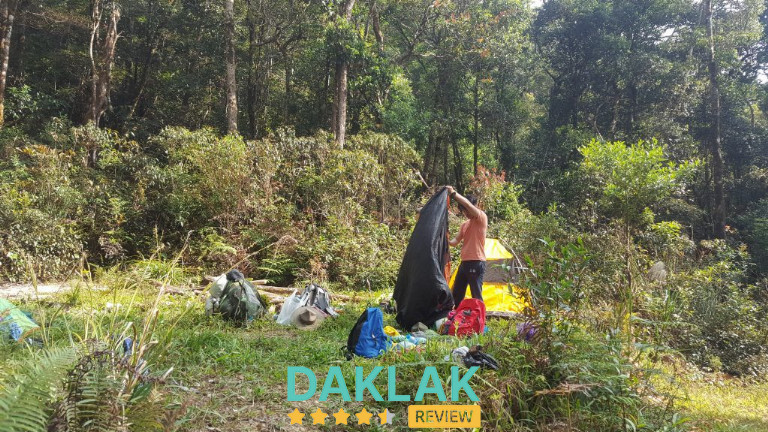 Khu cắm trại ban đêm tại thác Krông Kmar với ánh đèn và lều dựng giữa rừng