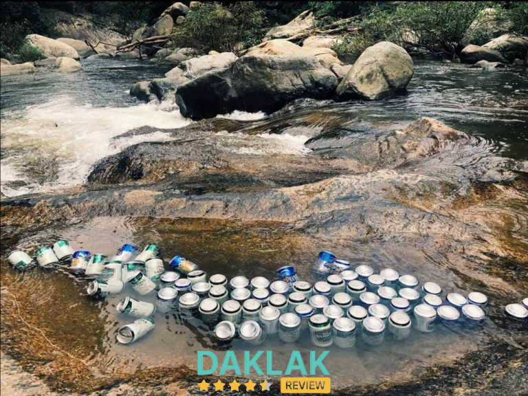 Ướp bia trong dòng nước suối Krông Kmar mát lạnh ngay dưới chân thác.